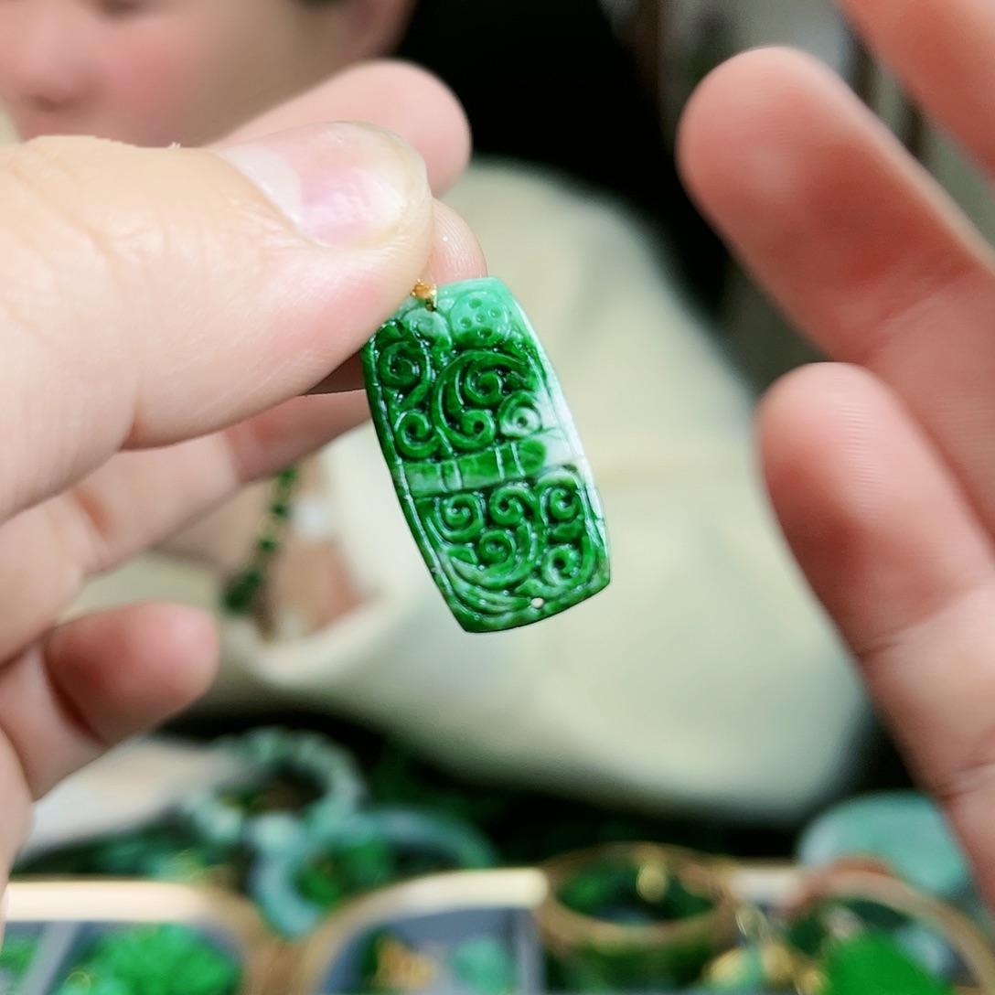 翡翠颈饰18K金镶嵌吊坠