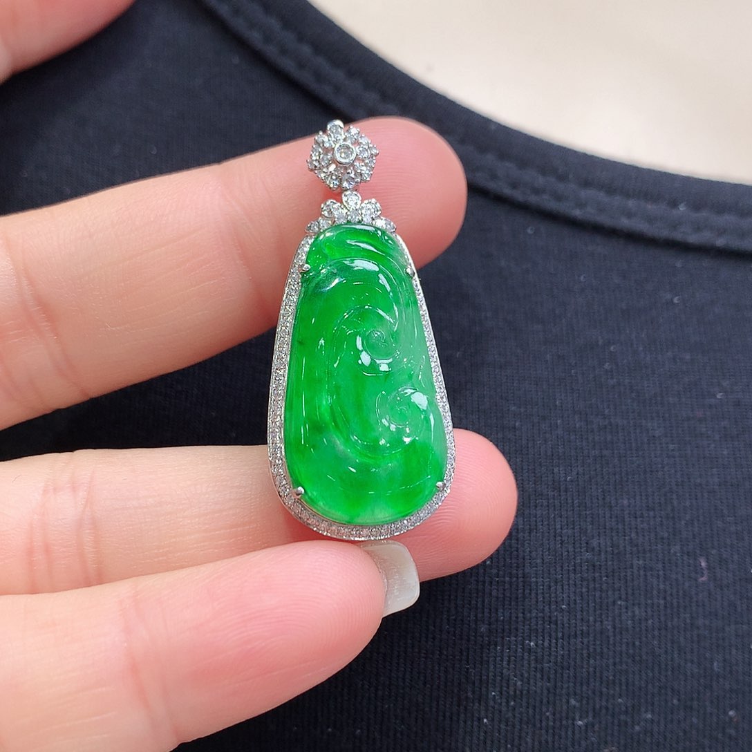 翡翠颈饰18K金镶嵌如意