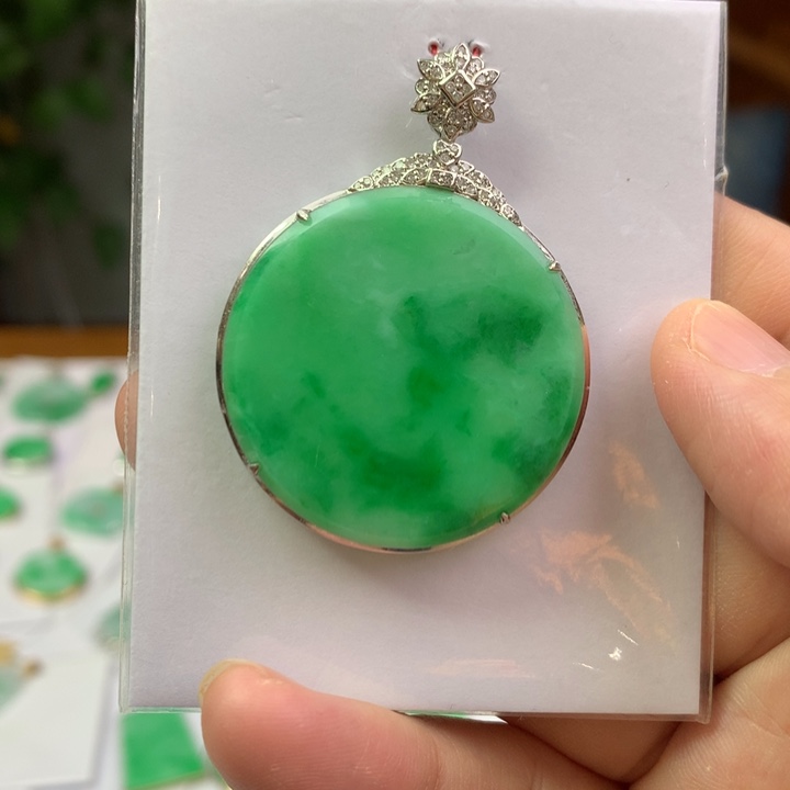 翡翠18K金镶嵌颈饰翡翠吊坠