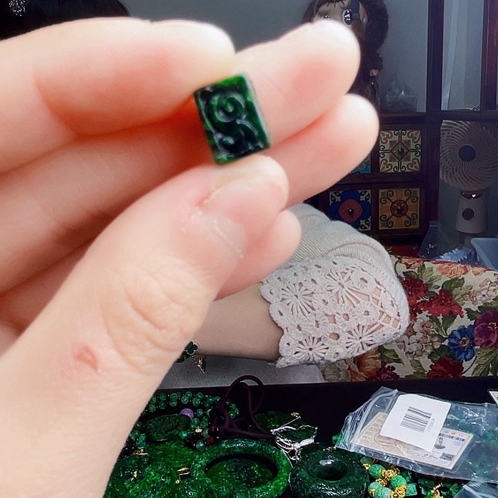 翡翠未镶嵌颈饰多样性