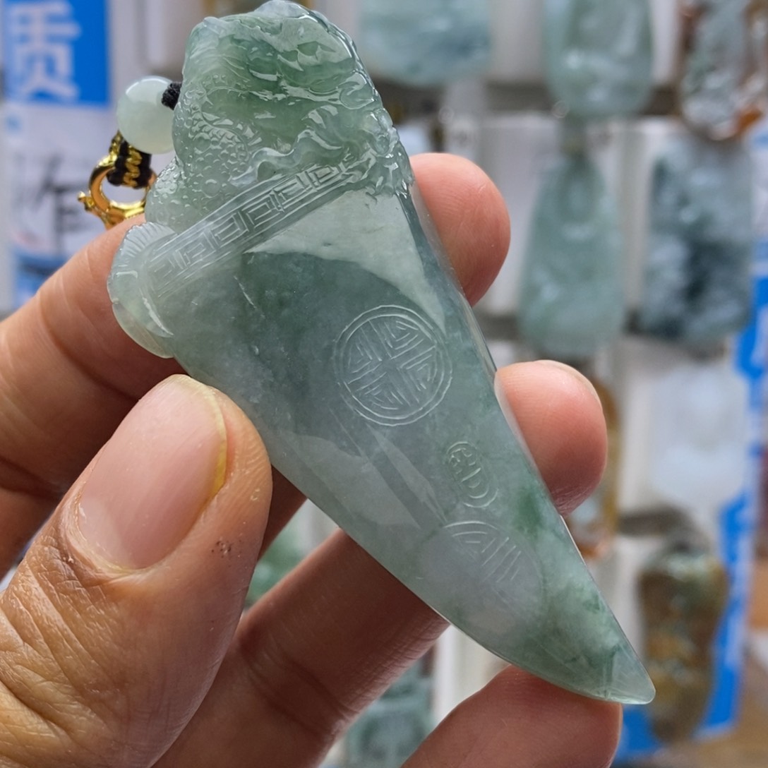 翡翠颈饰未镶嵌龙牙