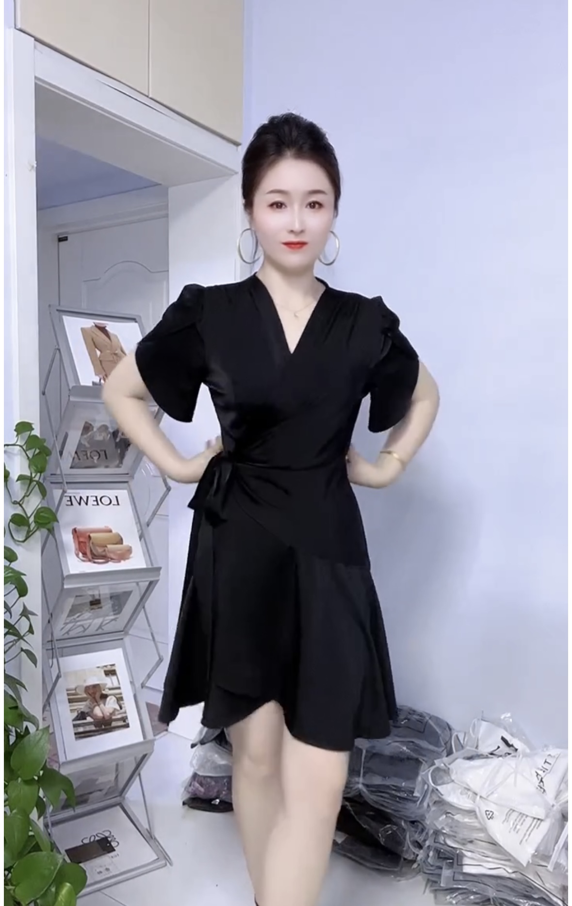 时尚洋气黑色V领连衣裙腰带收腰显瘦减龄
