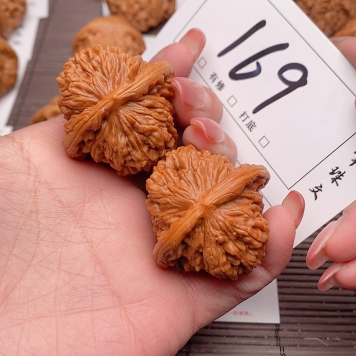 文玩核桃吊坠40楼子169