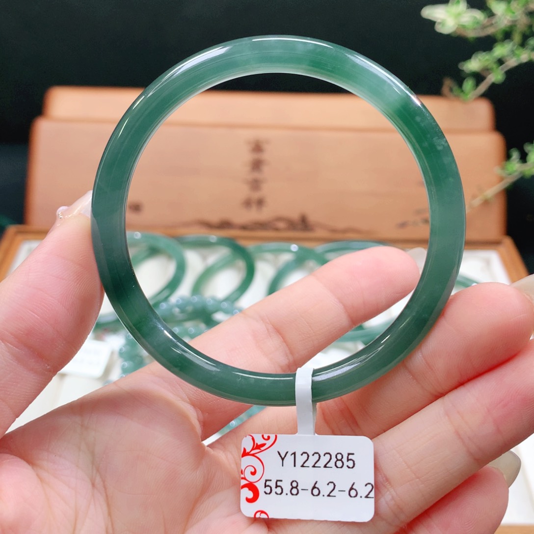 翡翠手镯未镶嵌天然