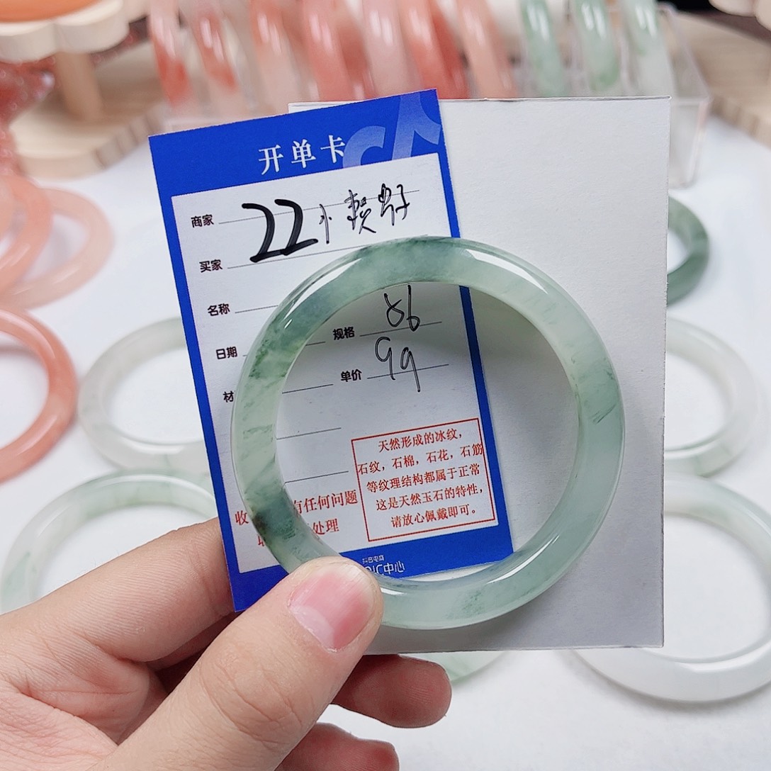 懒***）石英质玉未镶嵌手镯