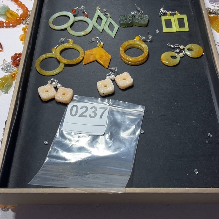 金***宝蛇纹石玉未镶嵌把件