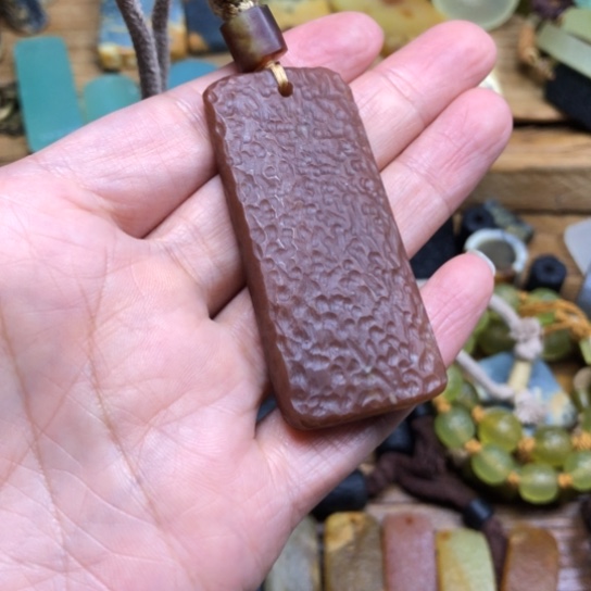 夏***天蛇纹石玉合金颈饰