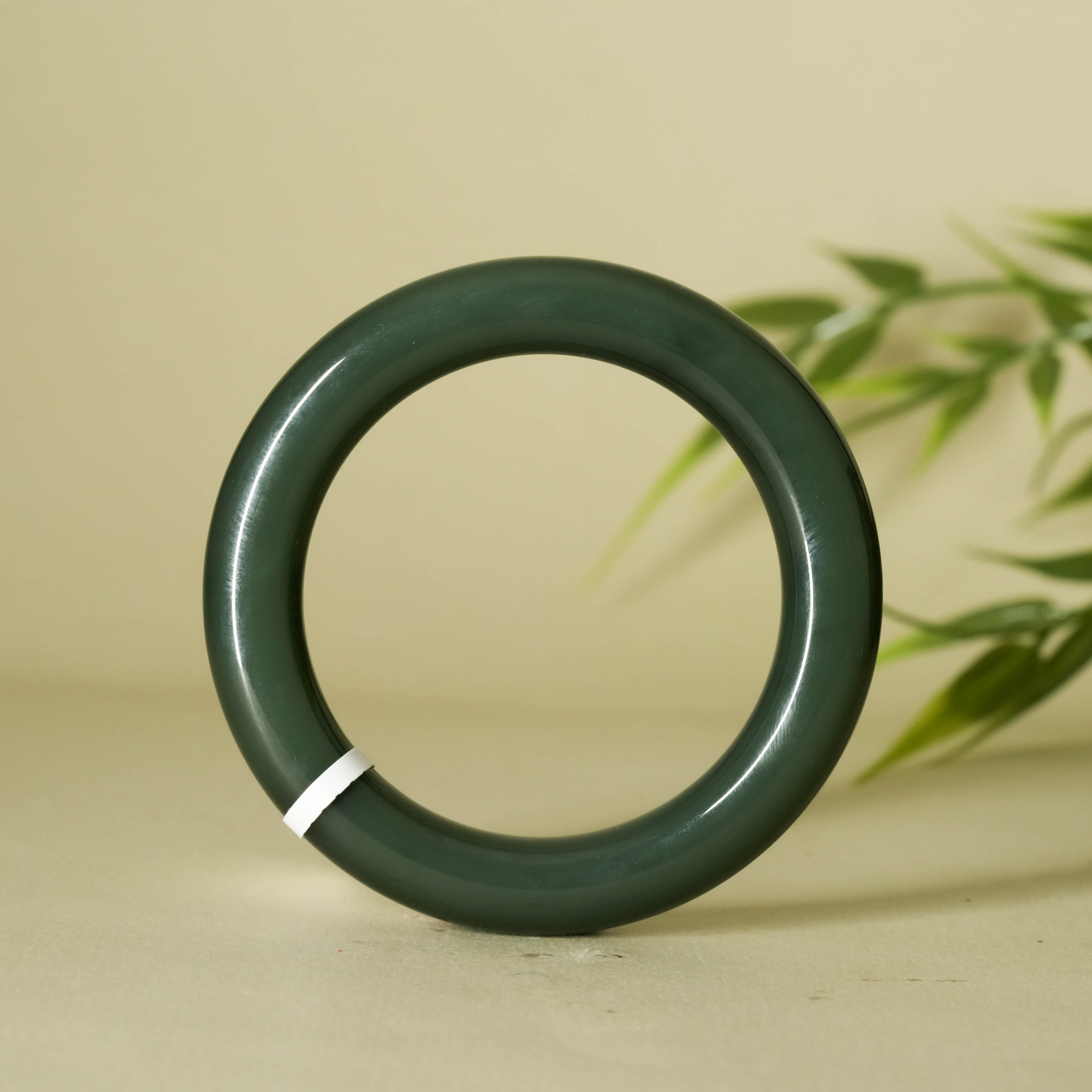 LS5296和田玉手镯俄7黑猫起荧56圈口