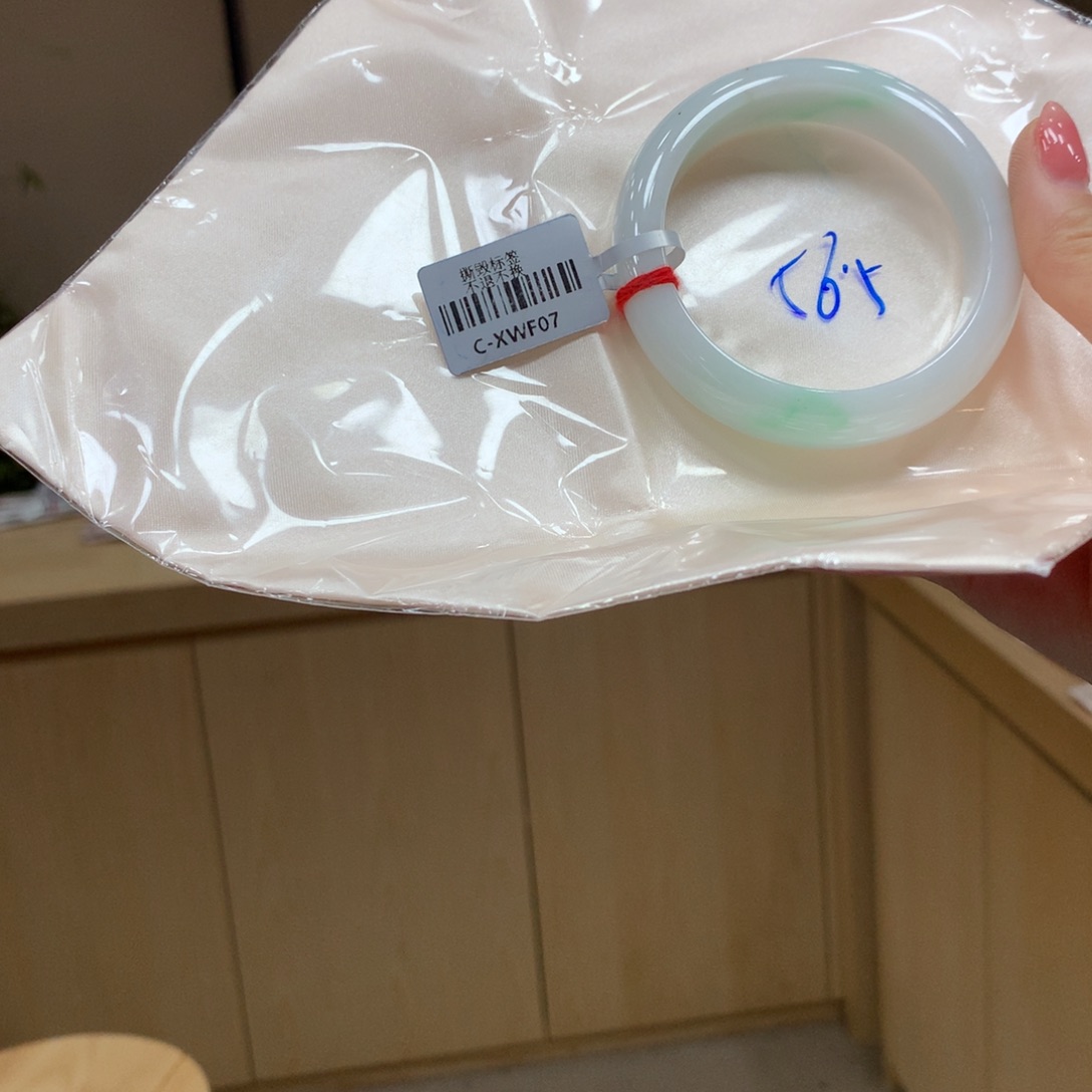 翡翠手镯未镶嵌不退不换