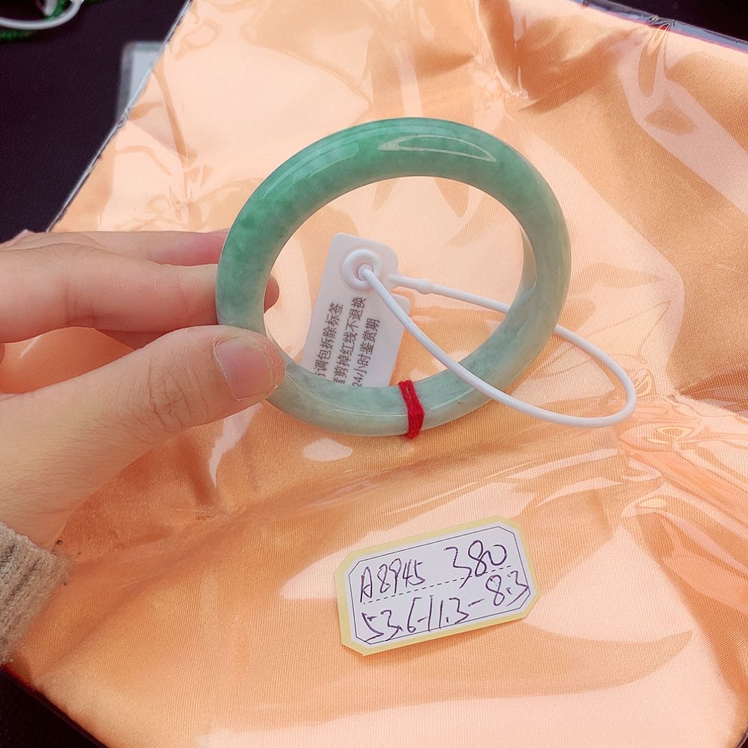 翡翠手镯未镶嵌翡翠