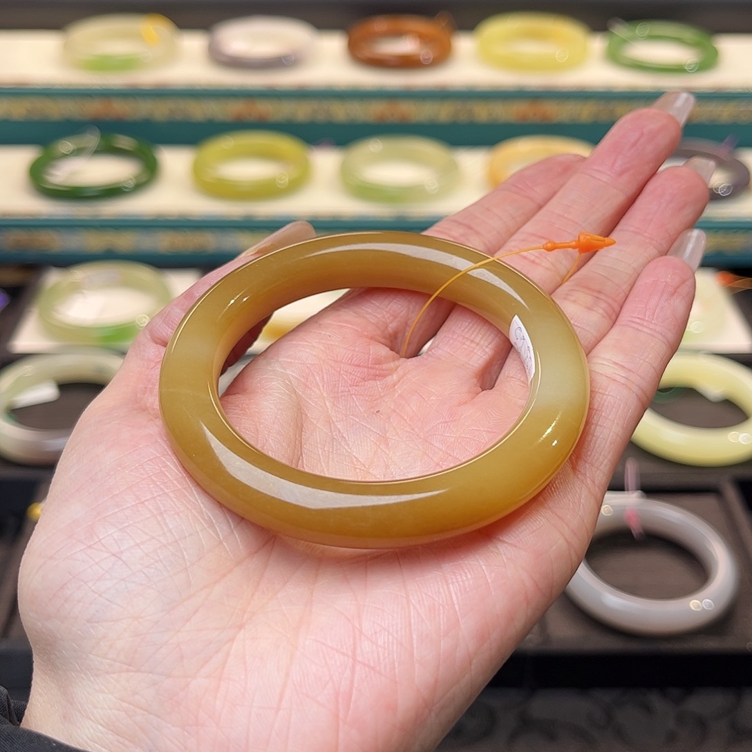 和田玉手镯未镶嵌艳糖