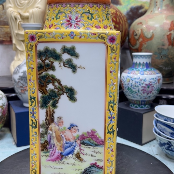 瓶围***者珐琅彩人物琮式瓶