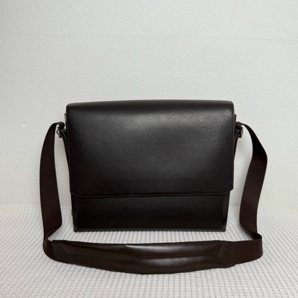 95新 LouisVuitton/路易威登  5915/时尚棕色全皮浮雕印花邮差包