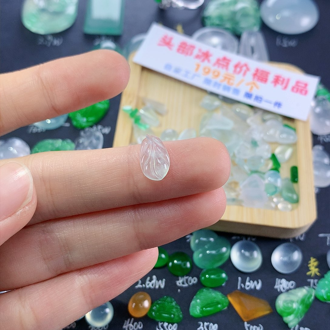 翡翠颈饰未镶嵌叶子