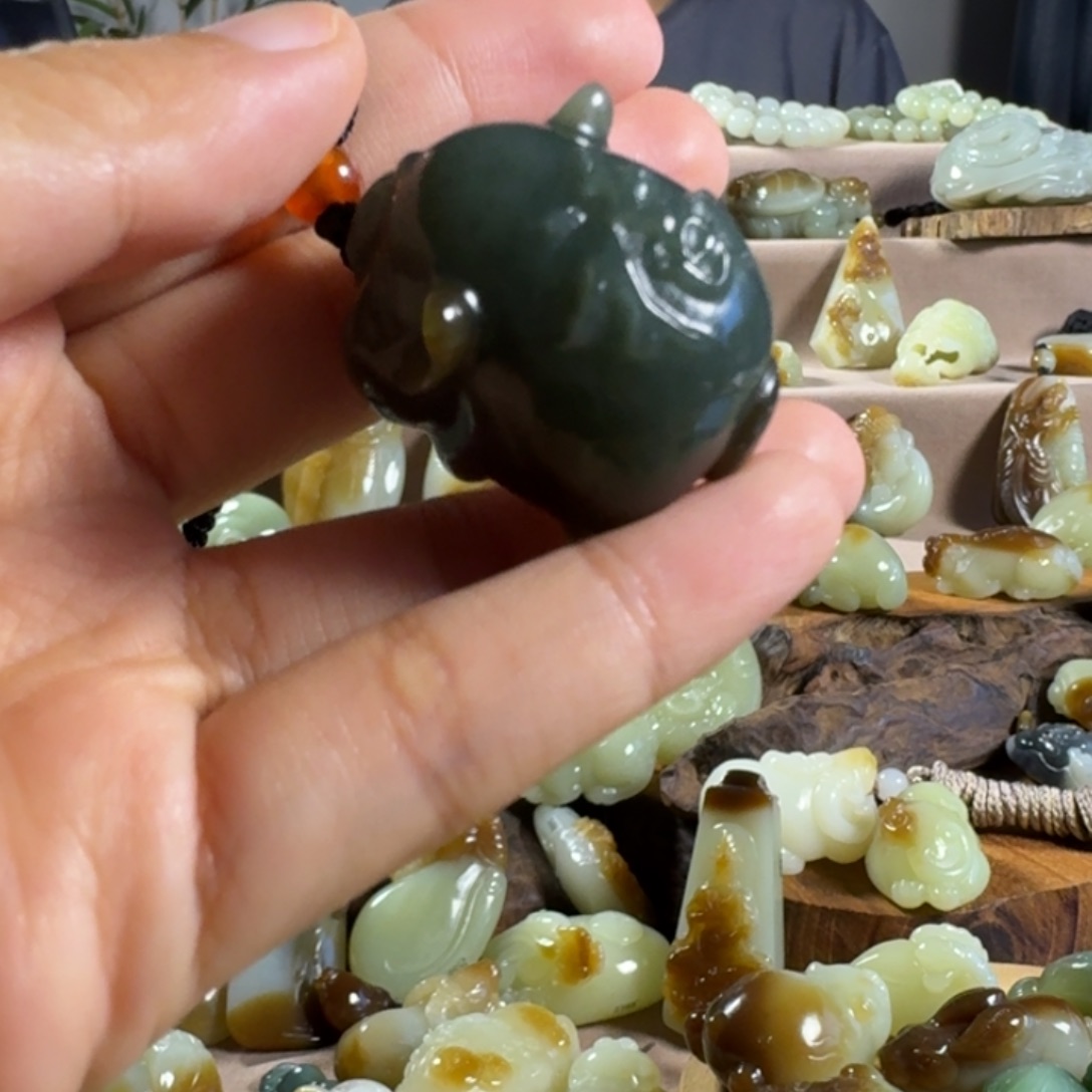 颈饰未镶嵌和田玉（糖玉）