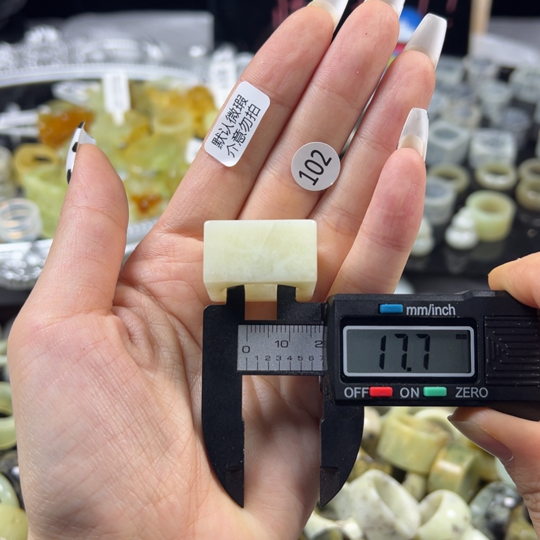 蛇纹石玉未镶嵌戒指