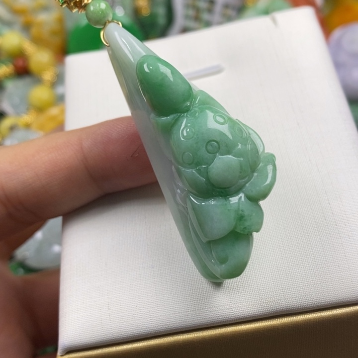翡翠未镶嵌吊坠(赠链)