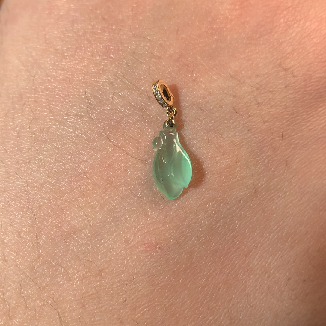 翡翠18K金镶嵌颈饰玉兰花