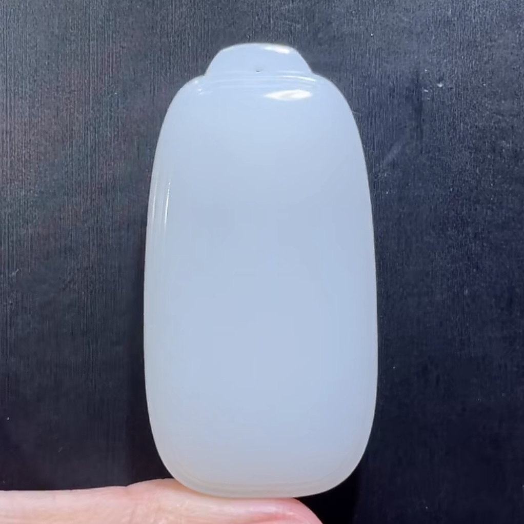 新疆和田玉山流水白玉无事牌吊坠