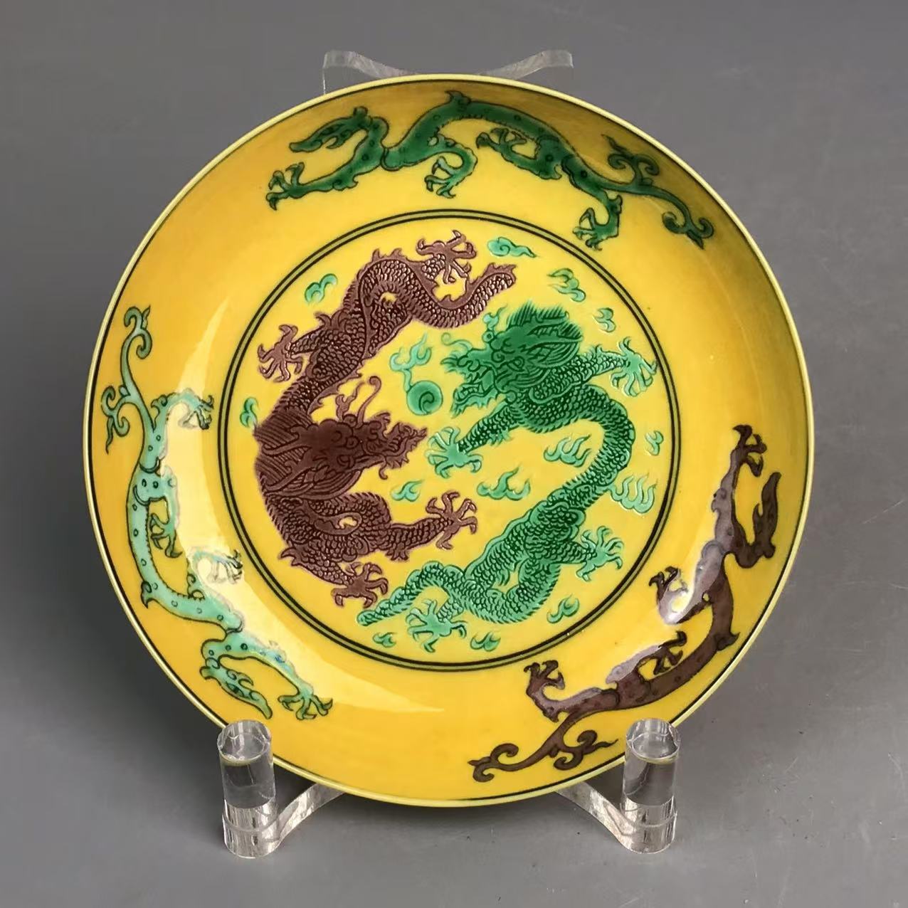 清康熙黄地素三彩龙纹盘
