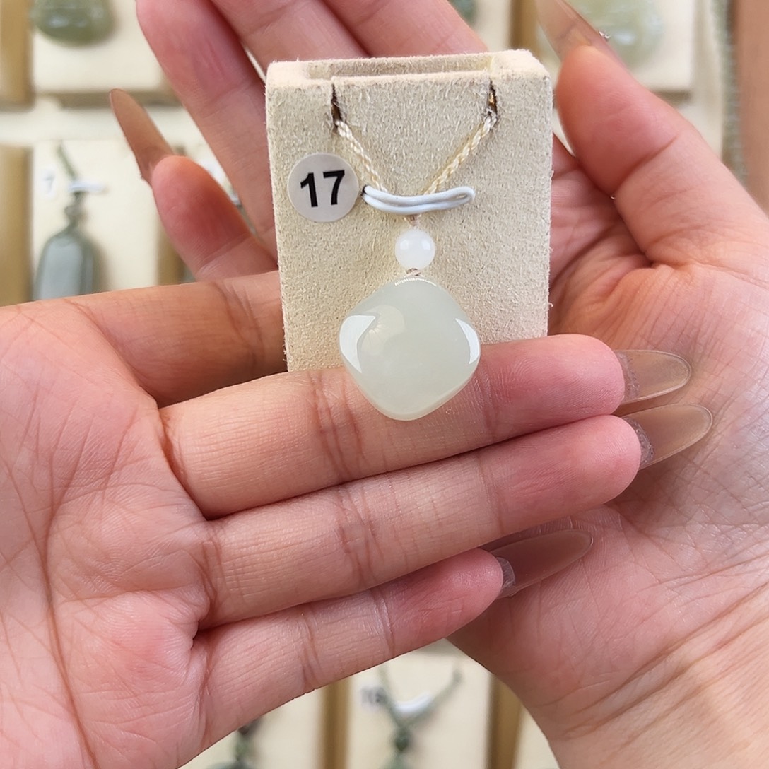 和田玉未镶嵌吊坠(赠链)