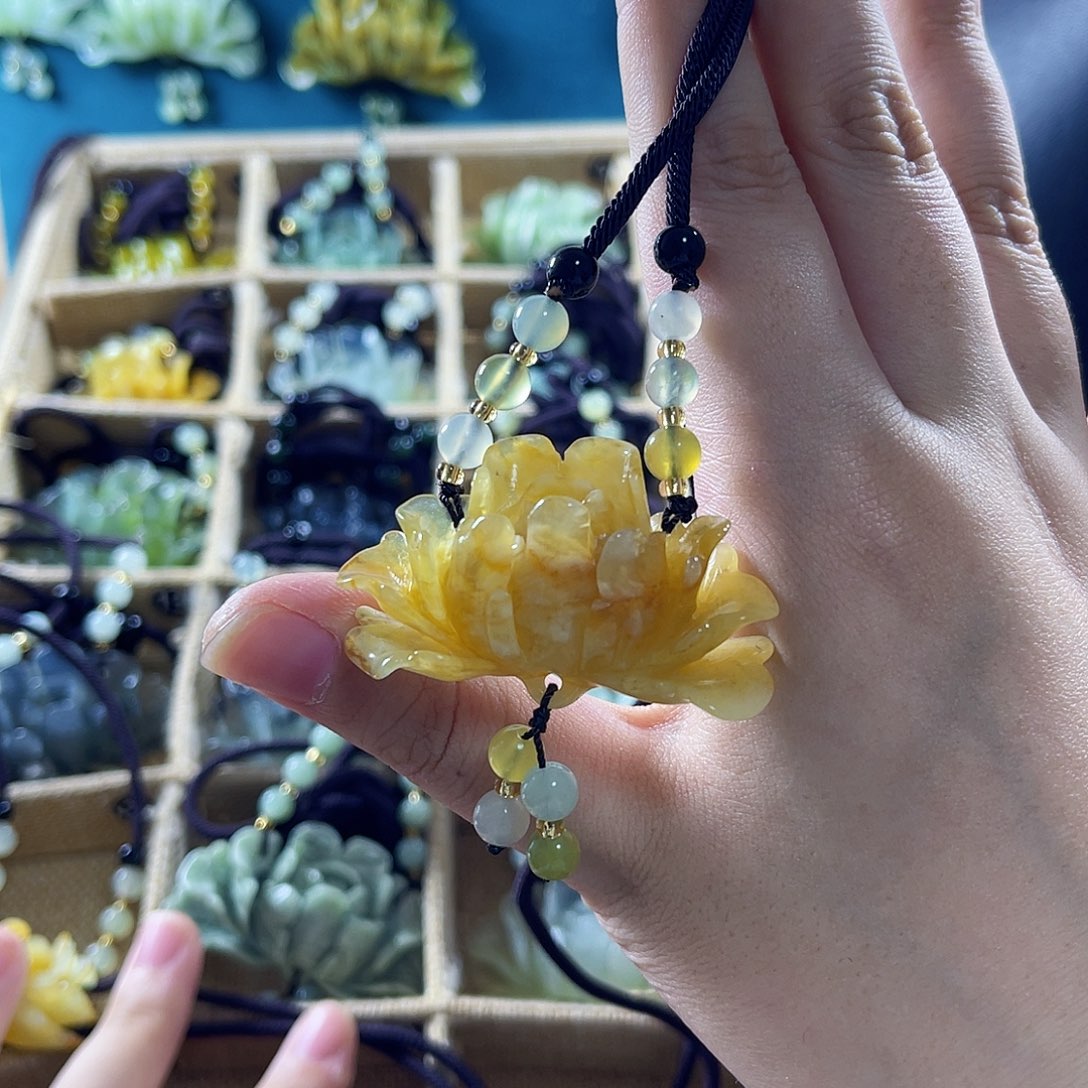 蛇纹石玉颈饰合金