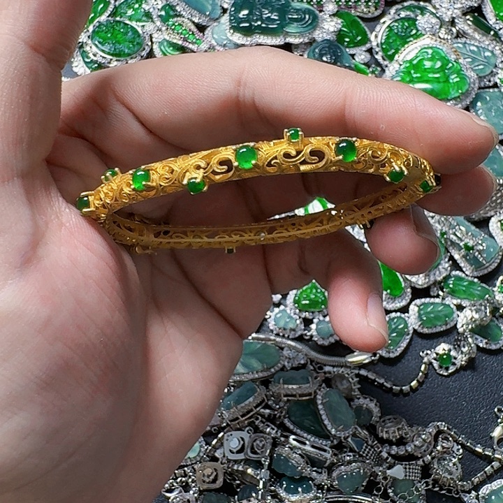 翡翠颈饰未镶嵌天然A货翡翠放漏