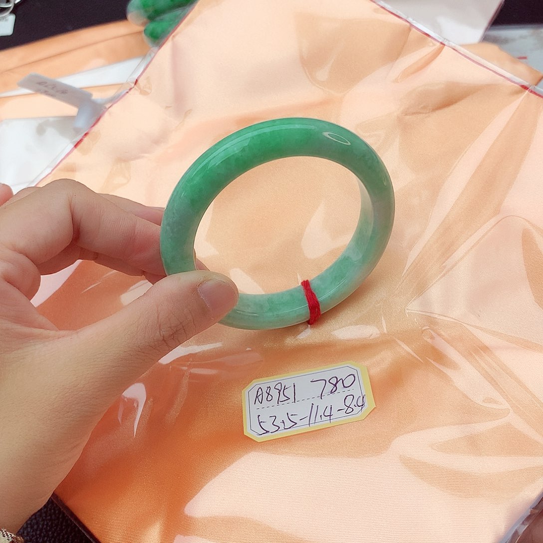 翡翠手镯未镶嵌翡翠