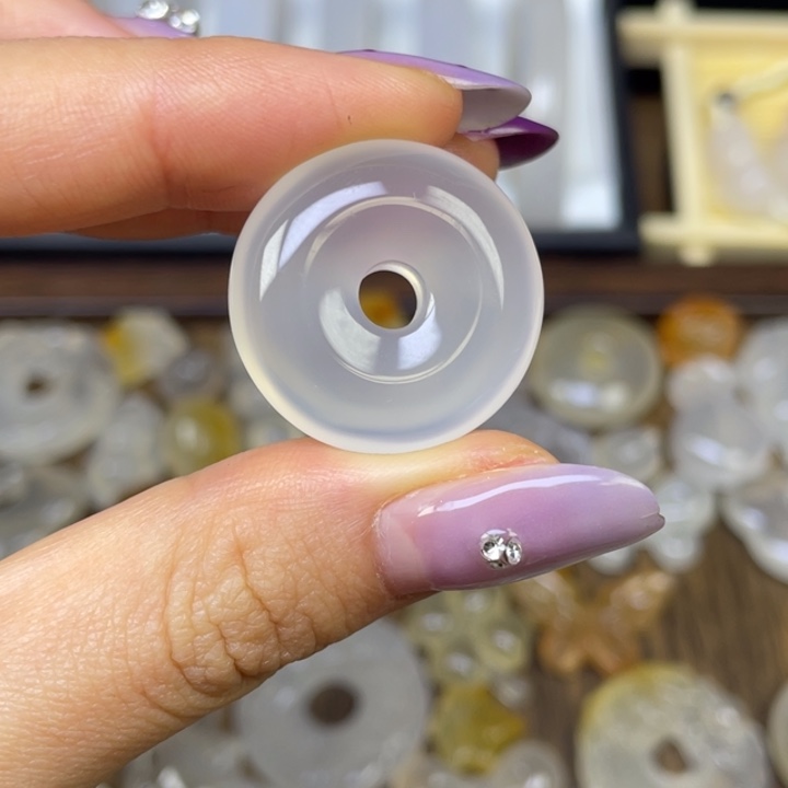 玛瑙/玉髓未镶嵌颈饰平安扣