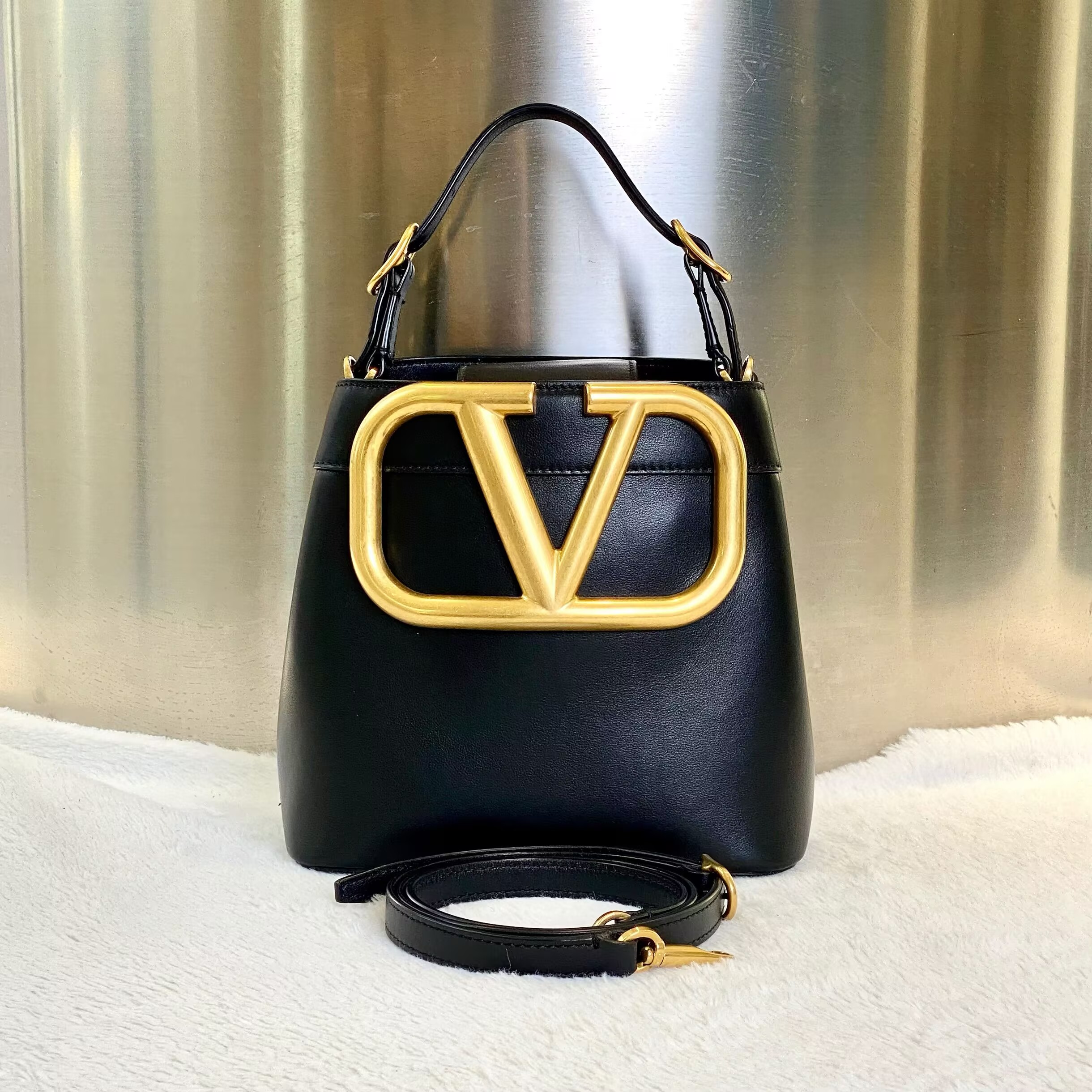 99新 Valentino/华伦天奴 古有98新华伦天奴水桶包斜挎5474
