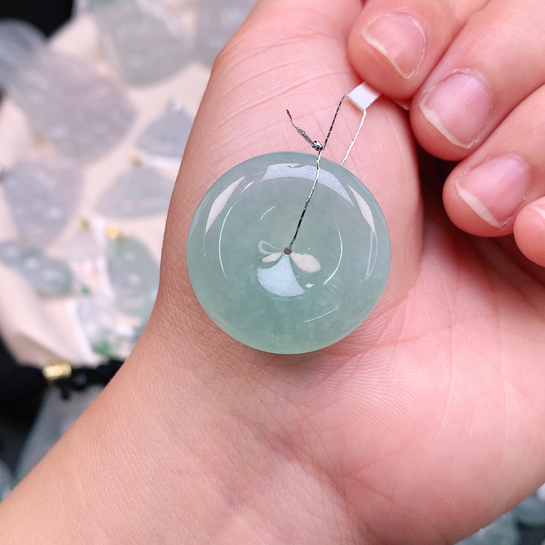 翡翠颈饰未镶嵌绿扣子