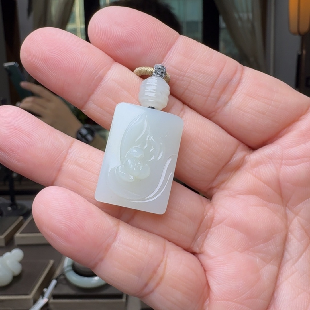 蒸***上和田玉未镶嵌颈饰