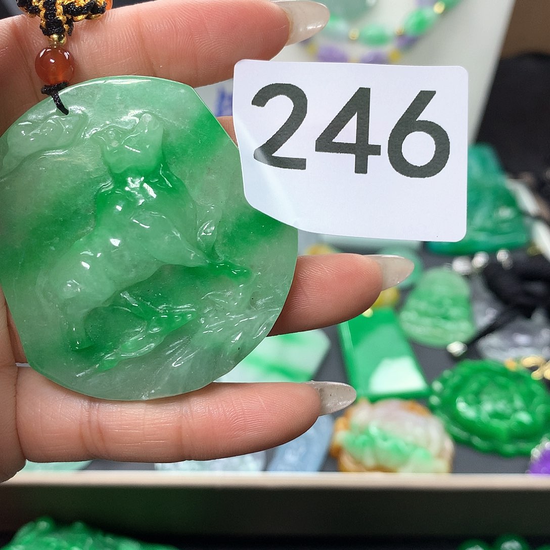 翡翠颈饰未镶嵌翡翠