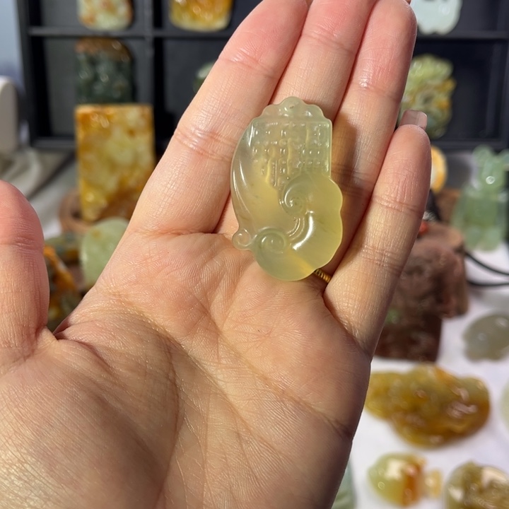 蛇纹石玉颈饰未镶嵌