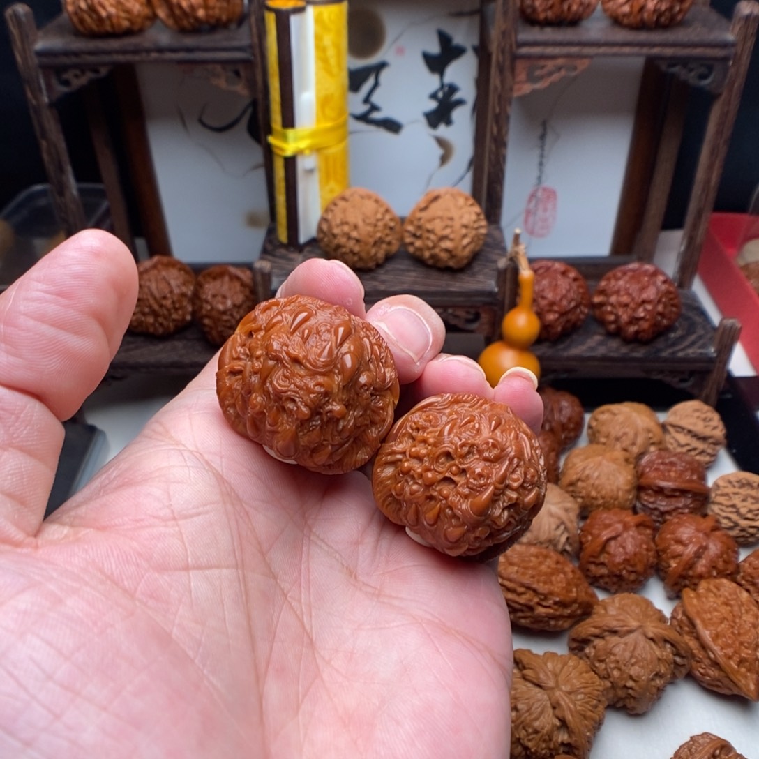 沈****文玩核桃吊坠吞噬