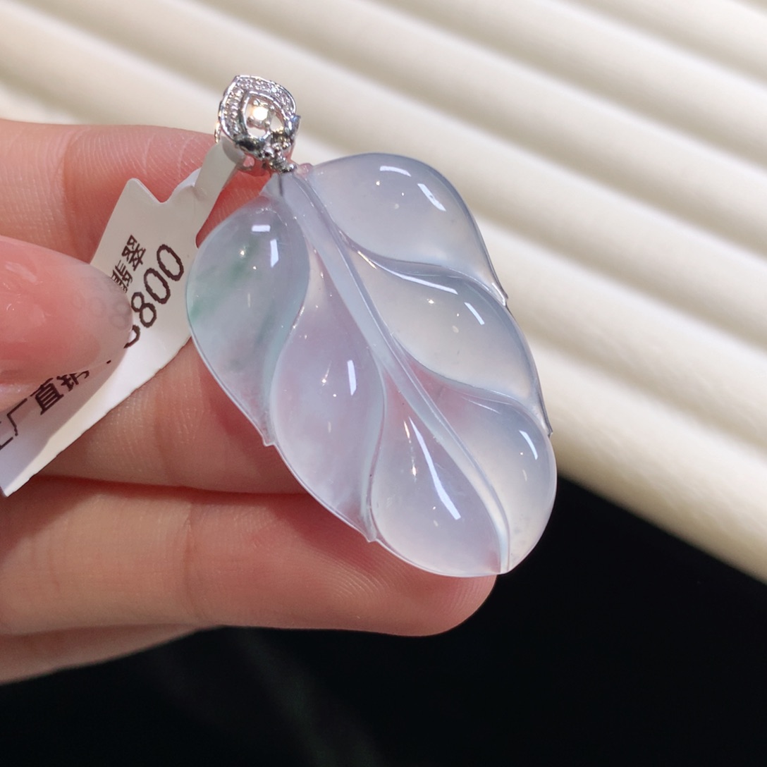 翡翠颈饰18K金镶嵌茅台白叶子