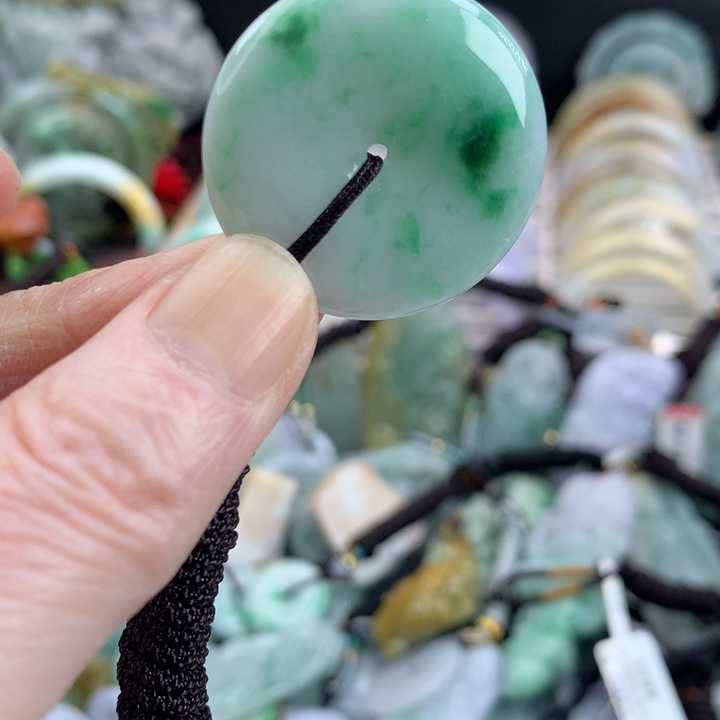 翡翠手镯未镶嵌吊坠