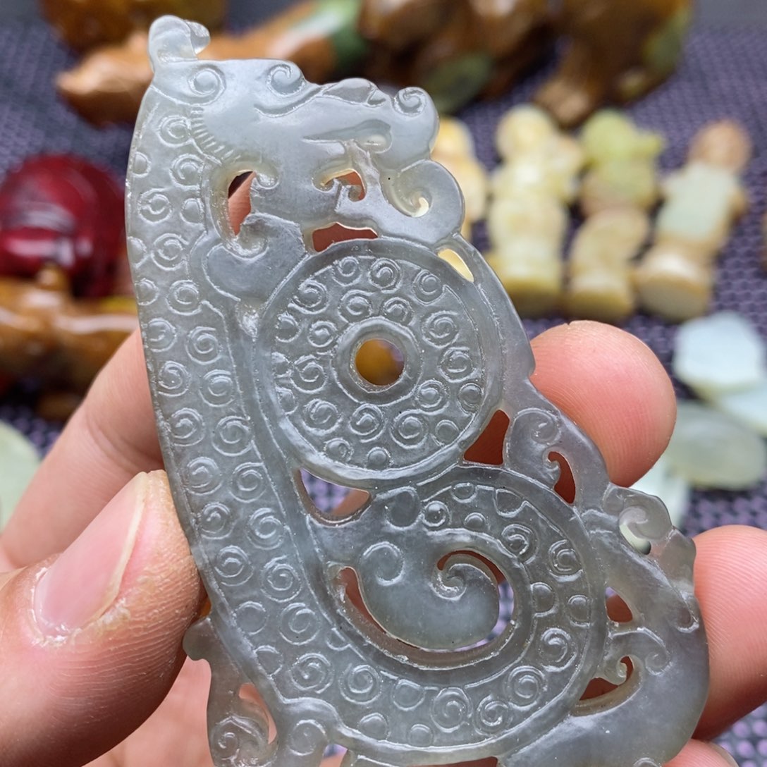 蛇纹石玉颈饰未镶嵌