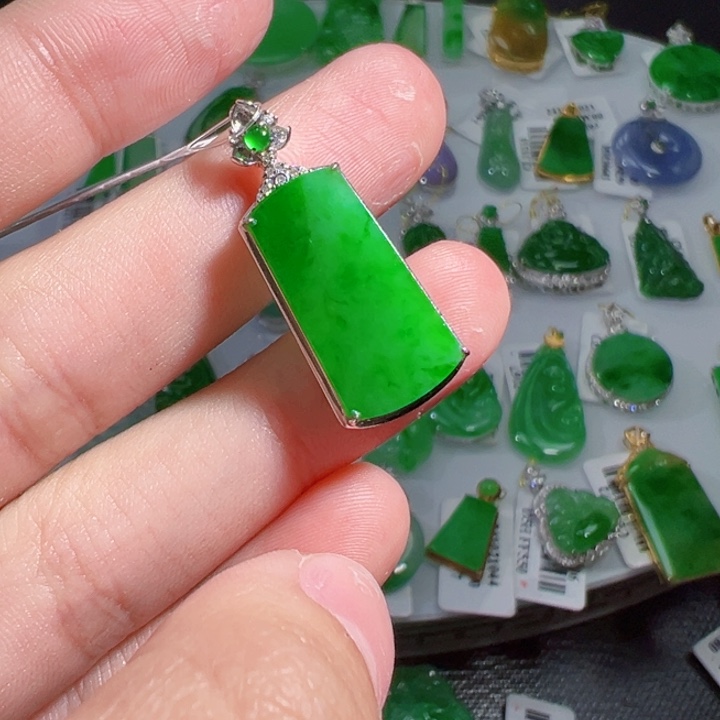 翡翠挂件18K金镶嵌翡翠