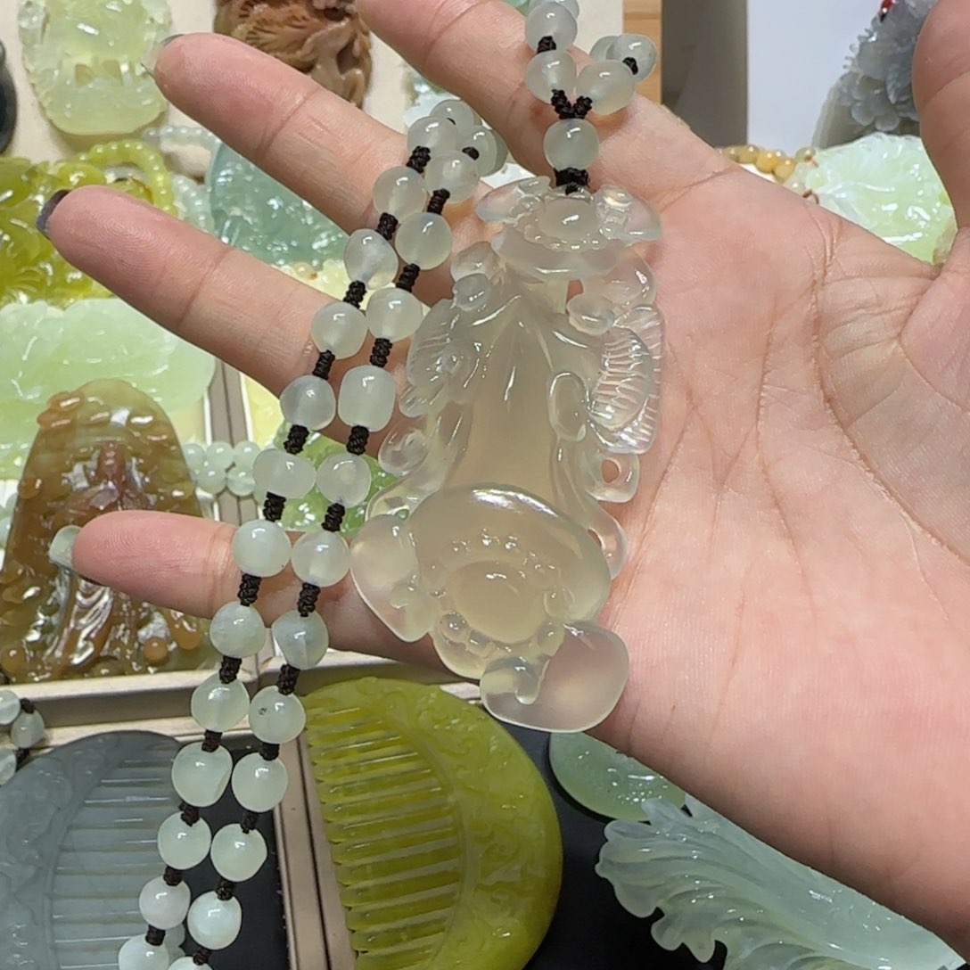 未镶嵌蛇纹石玉吊坠