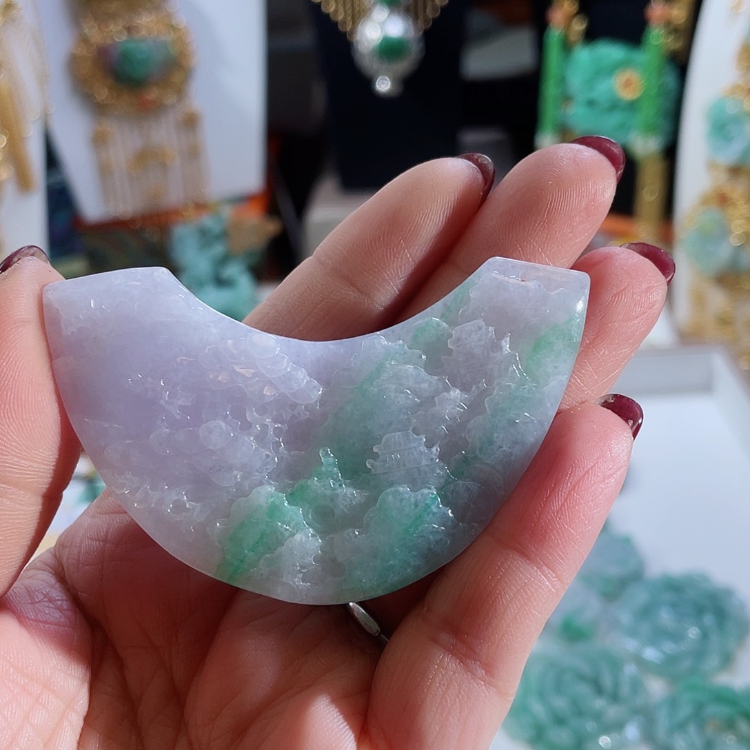 翡翠吊坠(赠链)未镶嵌翡翠春彩阳绿弯弯