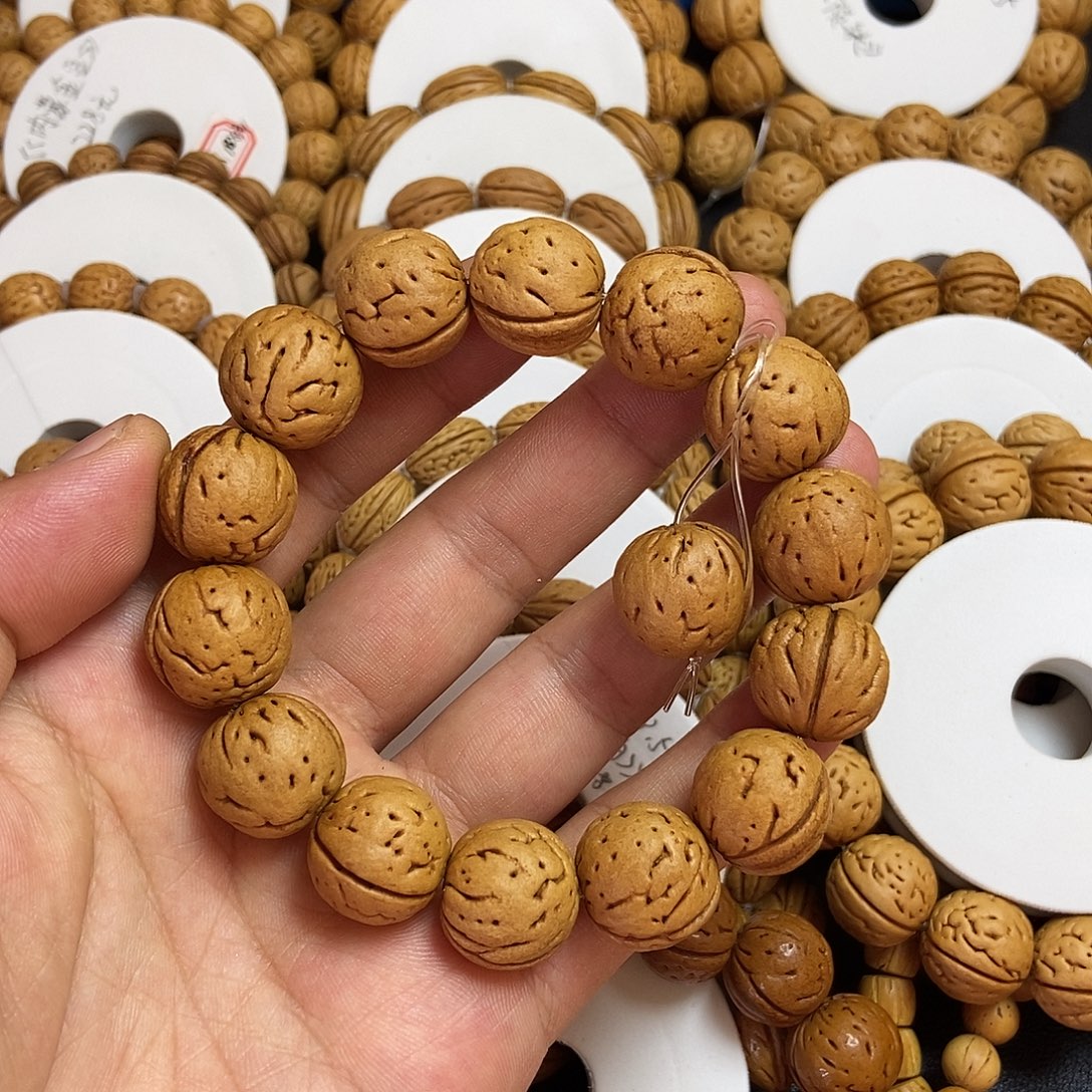 Z***Y桃核手串陨铁，特价桃核手串