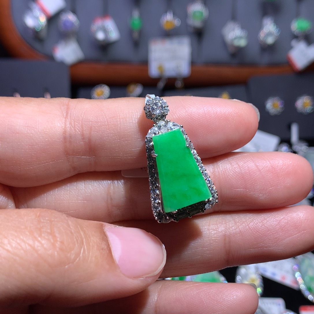 翡翠颈饰银S925镶嵌天然翡翠A货缅料阳绿无事牌吊坠