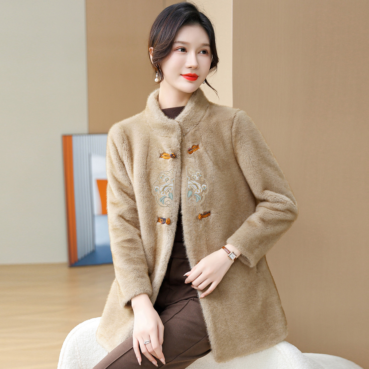  气质妈妈装新中式仿水貂绒中老年时尚冬季女装半高领毛呢外套