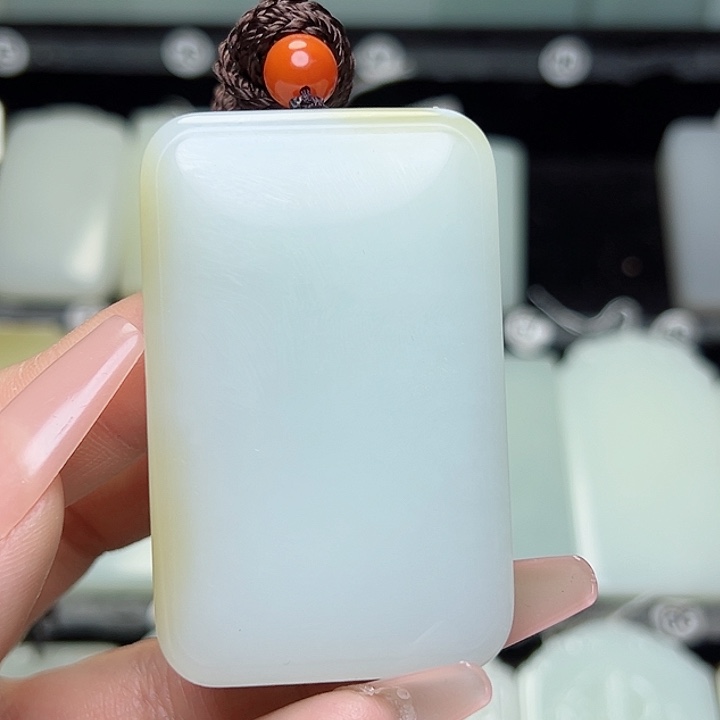 和田玉颈饰未镶嵌简*