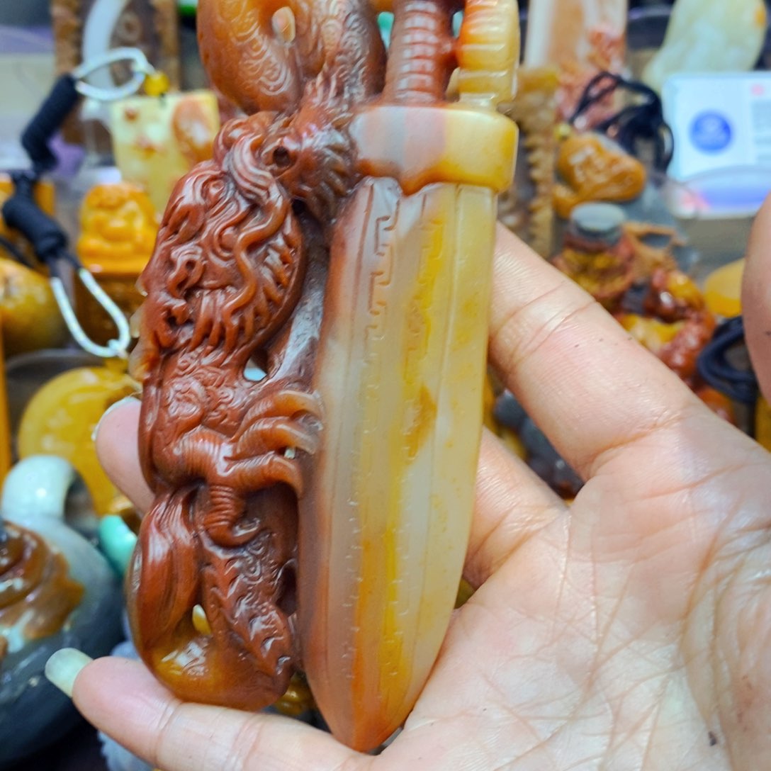 颈饰未镶嵌石英岩玉