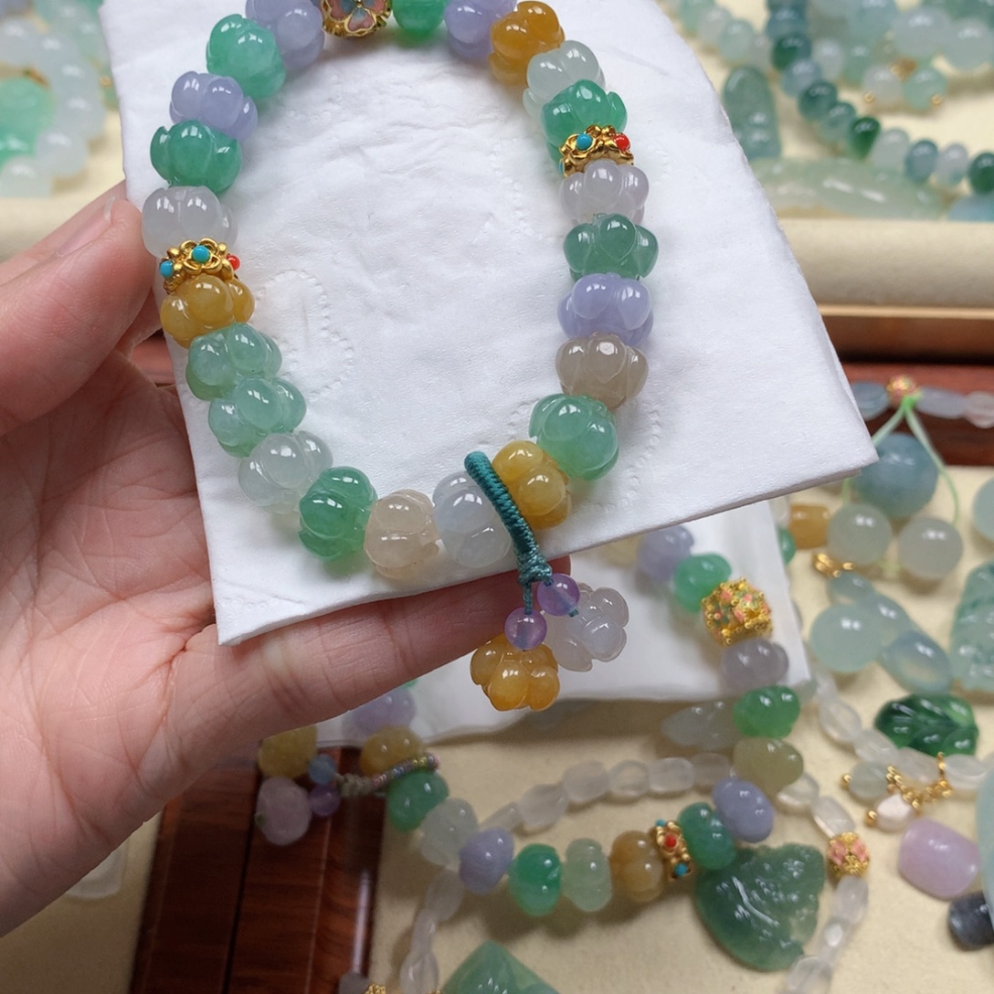 张****翡翠未镶嵌颈饰是