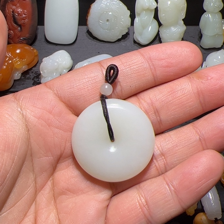 和田玉未镶嵌挂件春**面