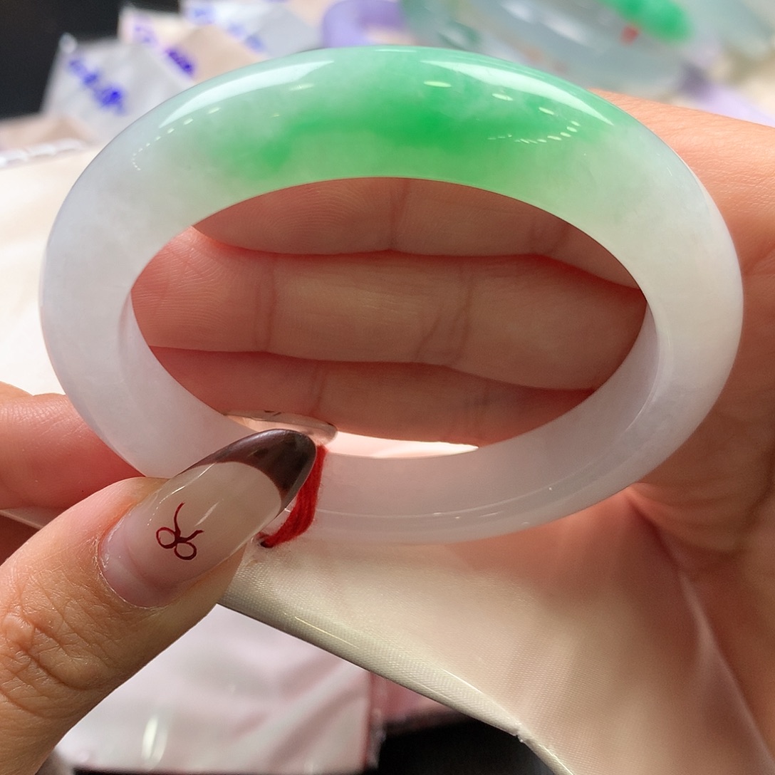 翡翠未镶嵌手镯7号白底青