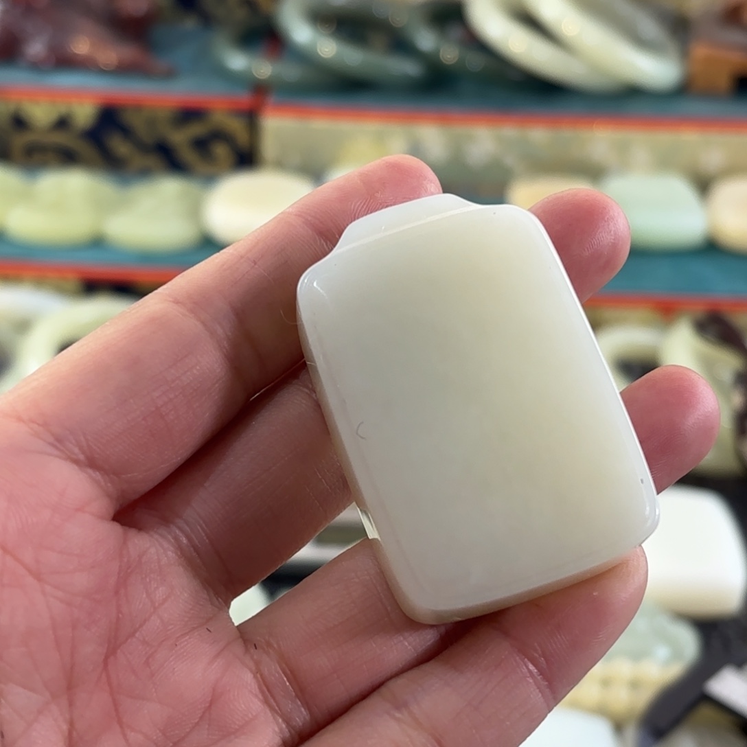 扣***豆和田玉（糖玉）未镶嵌颈饰